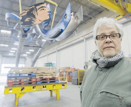 'Rivers' sculpture and artist. (screenshot, Vancouver Sun)