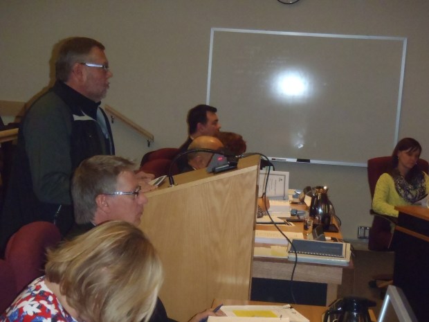 Kurt Keskimaki (left) of New Gold speaks to TNRD board today.