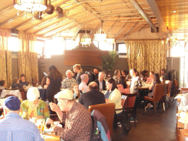Seventy members of Jewish community enjoy Passover dinner. (Tom Friedman)