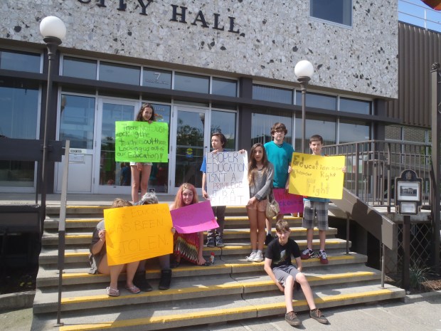 Beattie students pay a visit to City Hall.