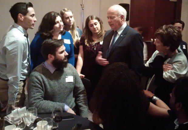 Peter Mansbridge talks with journalism students during break in annual Webster awards dinner. (Mel Rothenburger photo)